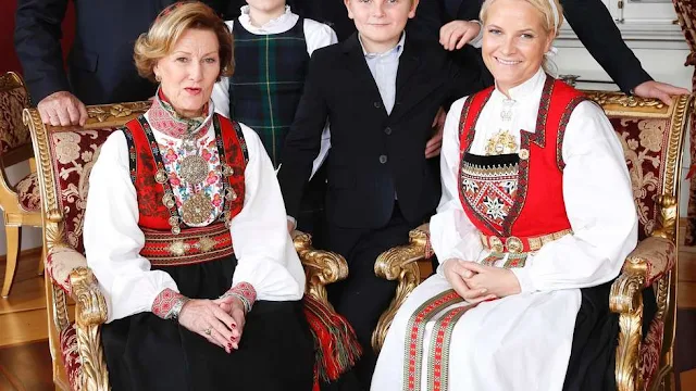 The Norwegian royal family's annual Christmas photoshoot was held this evening at the Royal Palace in Oslo