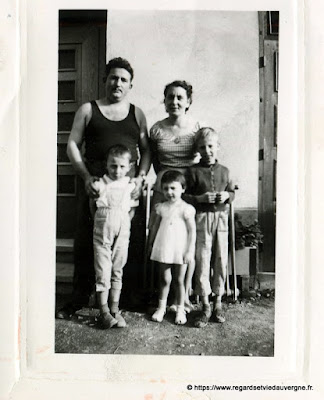 Photo ancienne noir et blanc, familles à la campagne. Photo ancienne noir et blanc, familles à la campagne.