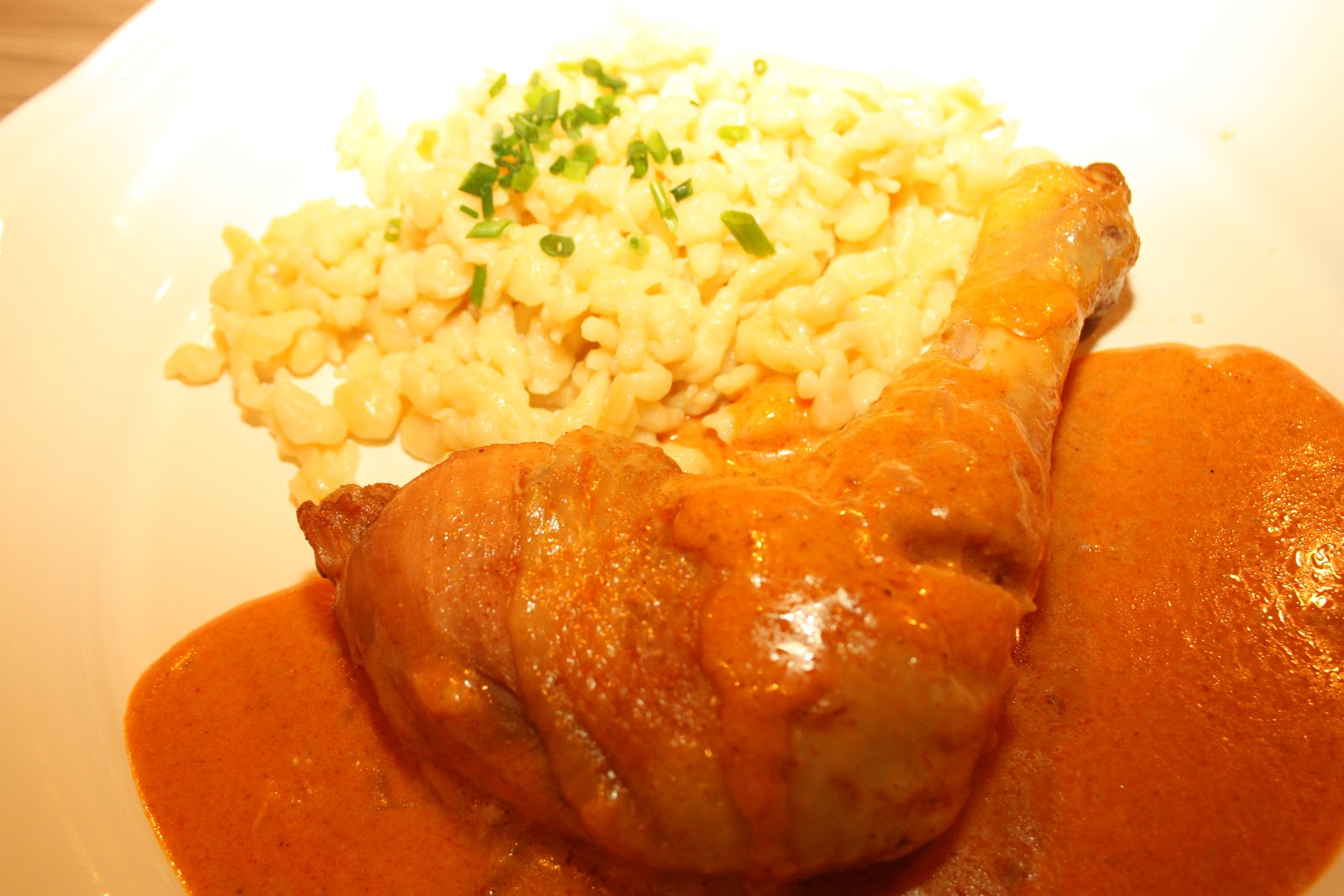 Wiener KuchlGschichtn Paprikahenderl mit Nockerl