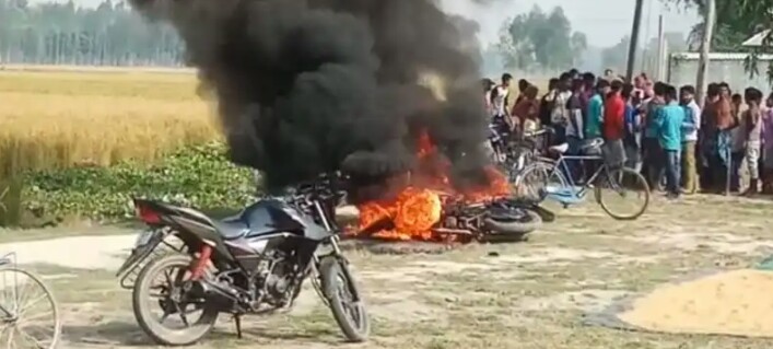 ছাগল চুরিকে কেন্দ্র করে উত্তেজনা রায়গঞ্জে, পুড়ল বাইক, গনপিটুনির শিকার তিন অভিযুক্ত যুবক 1 ছাগল চুরিকে কেন্দ্র করে উত্তেজনা রায়গঞ্জে, পুড়ল বাইক, গনপিটুনির শিকার তিন অভিযুক্ত যুবক