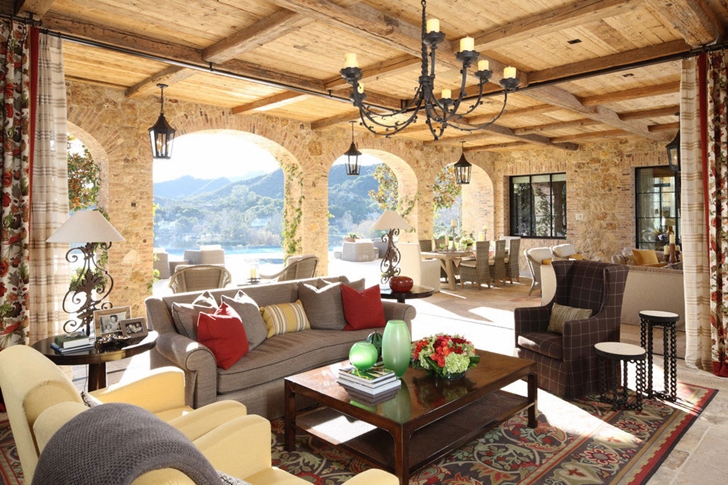 Traditional interiors of Luxury Villa Del Lago