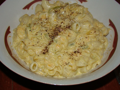 Paste cu sos de legume si smantana