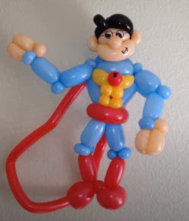 Supermann als Ballonfigur aus mehreren Modellierballons getwistet..