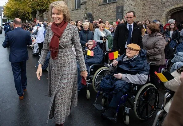 King Philippe and Queen Mathilde visited the Penitentiary Agricultural Center in Ruiselede and business Piano’s Maene. Natan coatdress.