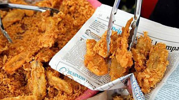 Hati-hati!! Membungkus Gorengan dengan Kertas Berbahaya Lho Hati-hati!! Membungkus Gorengan dengan Kertas Berbahaya Lho