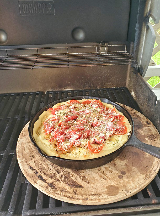 Cast iron deep dish pizza – BBQ-Heroes