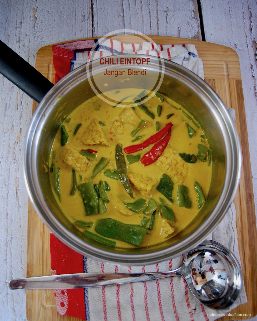 Veganer Chili Eintopf mit Tempeh und Stangenbohnen