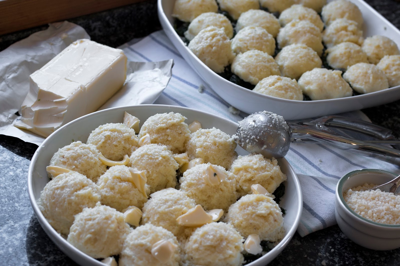 mani in pasta Gnocchi di semolino e ricotta su letto di spinaci Semolina Gnocchi on a Spinach Bed