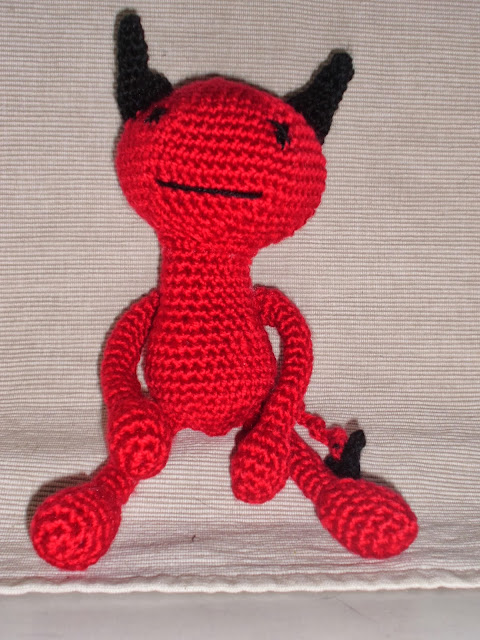 amigurumi-demonio-rojo-con-patrón