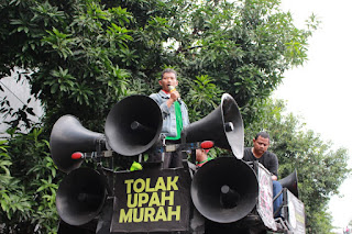 Suherman Orasi  saat Aksi solidaritas tolak union busting mirah sumirat 