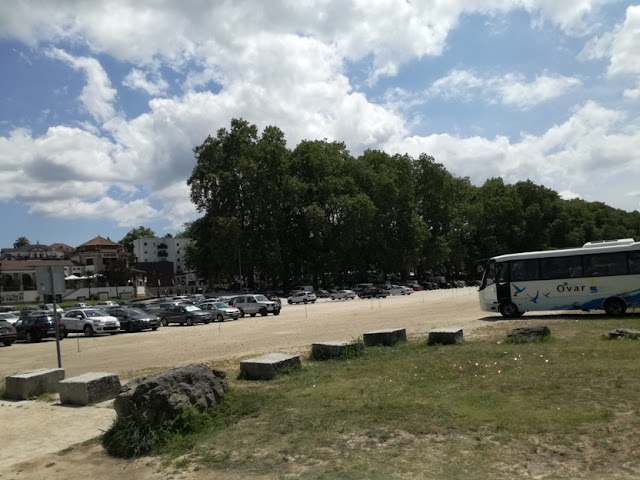 parque de estacionamento ao lado da praia fluvial de Ponte de Lima