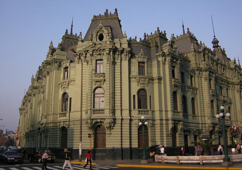 Edificio Rímac (Palacio Francés) en el Paseo de la República en Lima - Perú