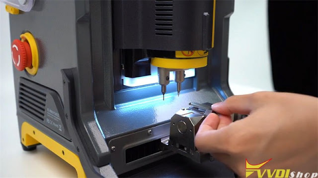 Xhorse Condor Mini Plus II Engraves a Unique Key Blank 2