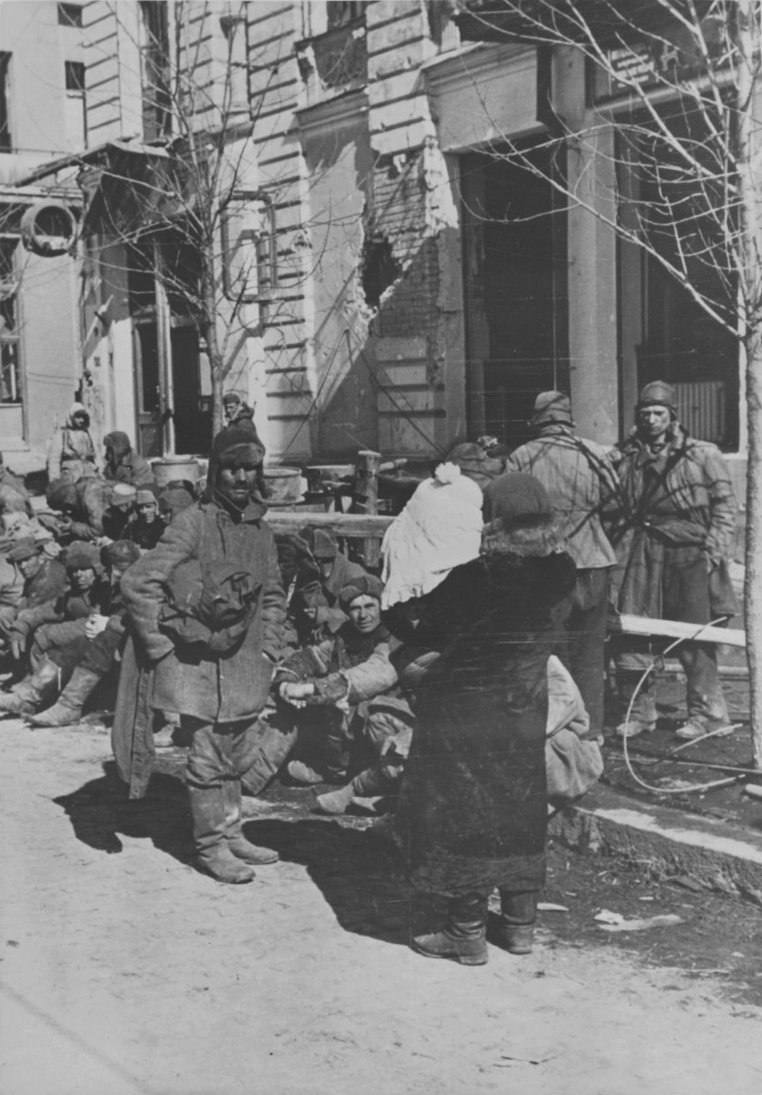 Немецкие лагеря для военнопленных 1941 1945. Харьков военнопленные. Киевский котел 1941 военнопленные армии. Харьков 1942 окружение. Пленные красноармейцы харьков 1942 год.