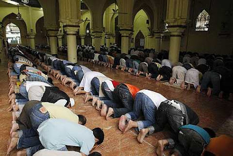 Filipino Muslims pray
