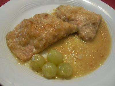 Salmón salvaje al cava con uvas.