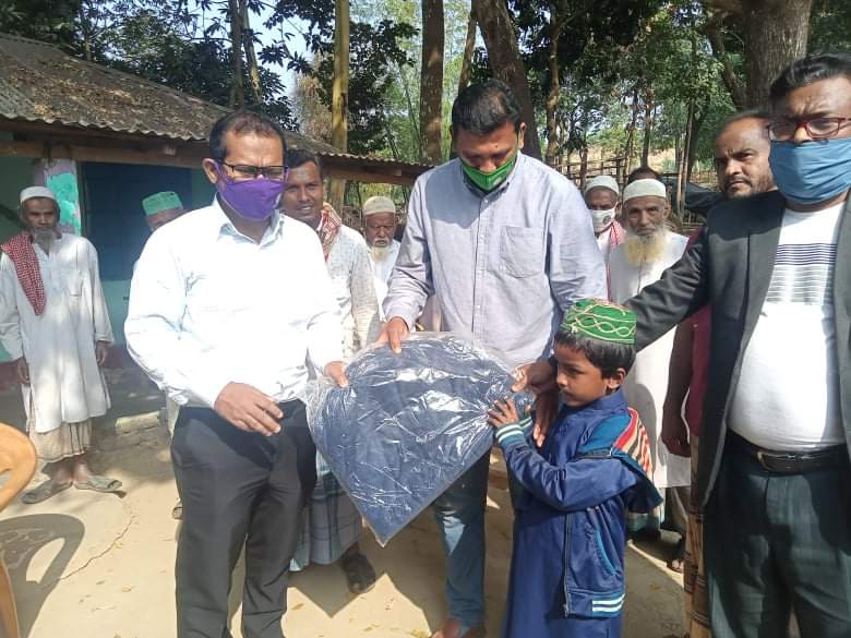 উষ্ণতা নিয়ে এতিমদের দুয়ারে ইউএনও মাহফুজ উষ্ণতা নিয়ে এতিমদের দুয়ারে ইউএনও মাহফুজ