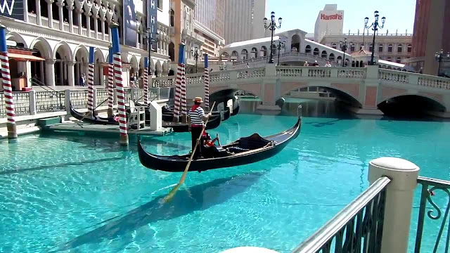book flights from London to Las Vegas