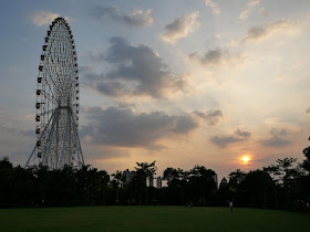 Happy Ferris Wheel (幸福摩天轮) at the Fengling Children's Park (凤岭儿童公园) in Nanning before sunset