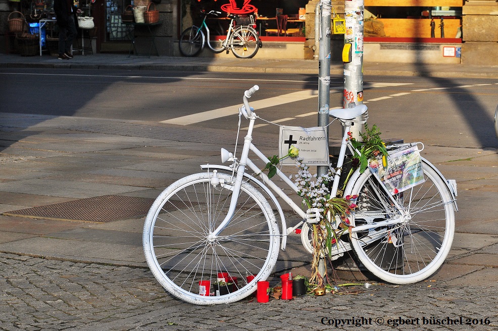 Fahrradblog Dresden das auffällig weiße Fahrrad in der