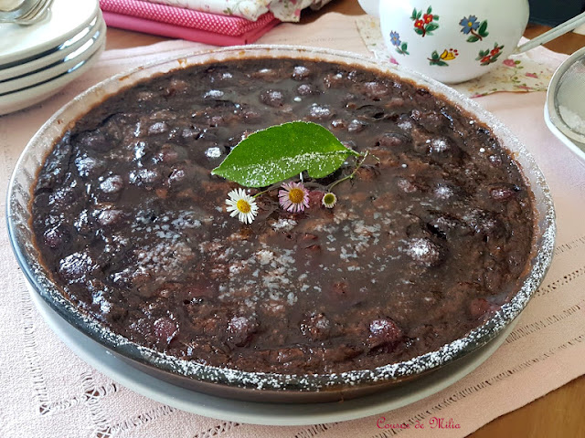 Clafoutis de cerezas y cacao, vegetariano,  sin gluten y sin azúcar