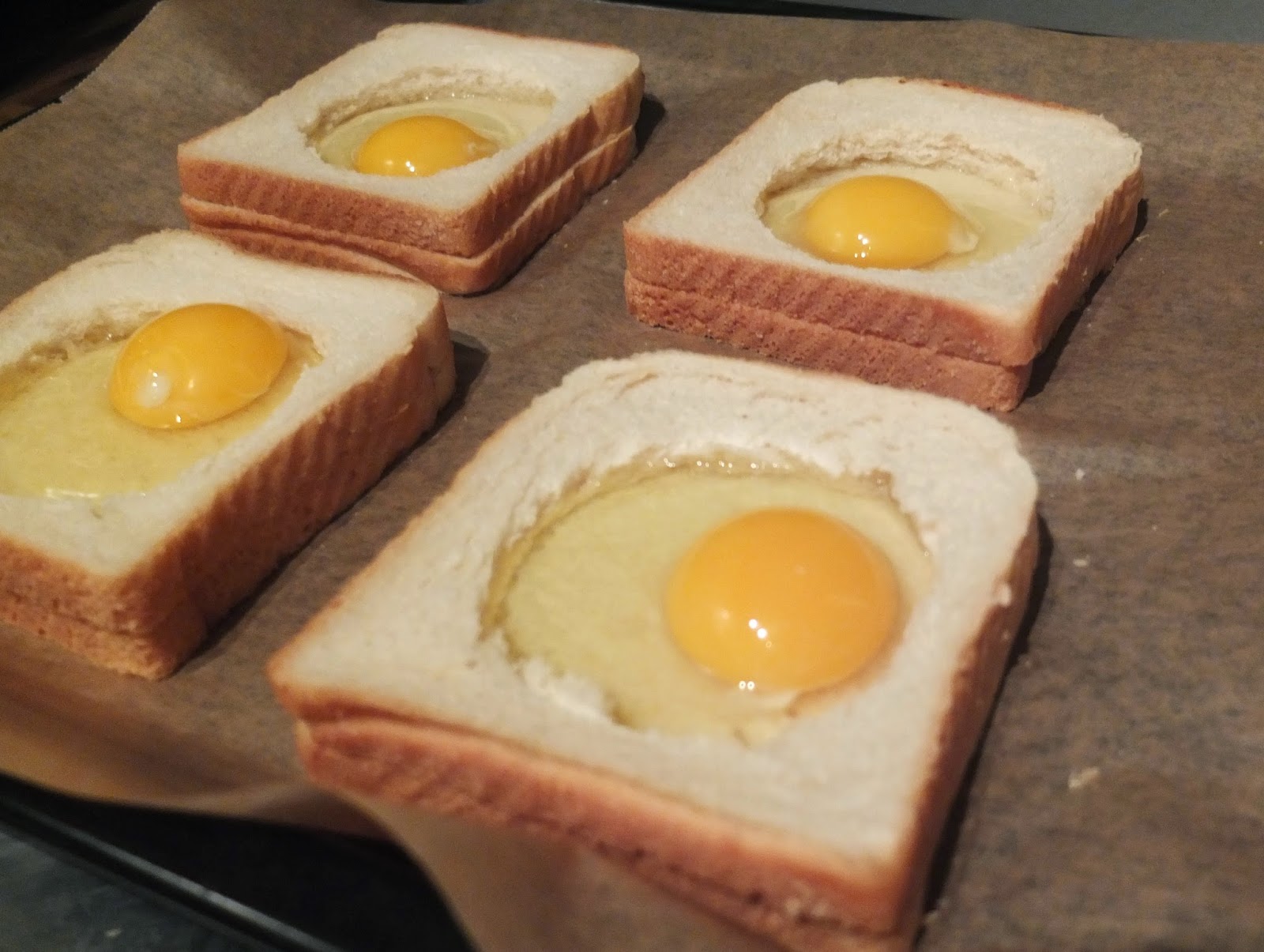 Überbackenes Toast mit Schinken und Ei