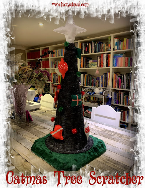 Catmas Crafting with Cats Special ©BionicBasil® Catmas Tree Scratcher with Velcro Catnip Ornaments