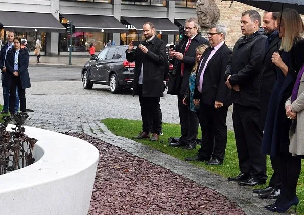 The art project Iron Roses was initiated by Tobbe Malm and Tone Mørk Karlsrud after the terrorist attacks in Oslo and on Utøya