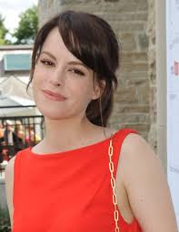 Emily Hampshire Biography, Wiki, Age, Height, Boyfriend, Net Worth