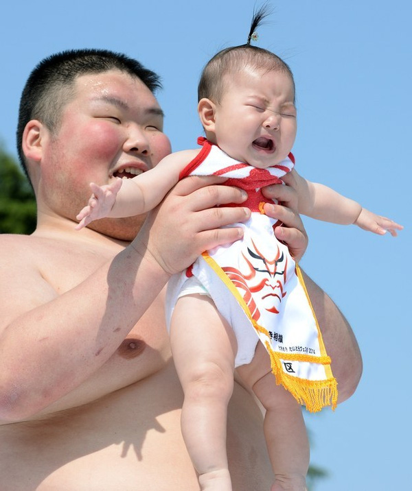 Các anh sumo thi nhau làm em bé khóc
