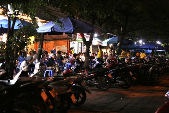 Hàng loạt nhà hàng, quán nhậu… tại Hà Nội vẫn hoạt động bất chấp lệnh cấm
