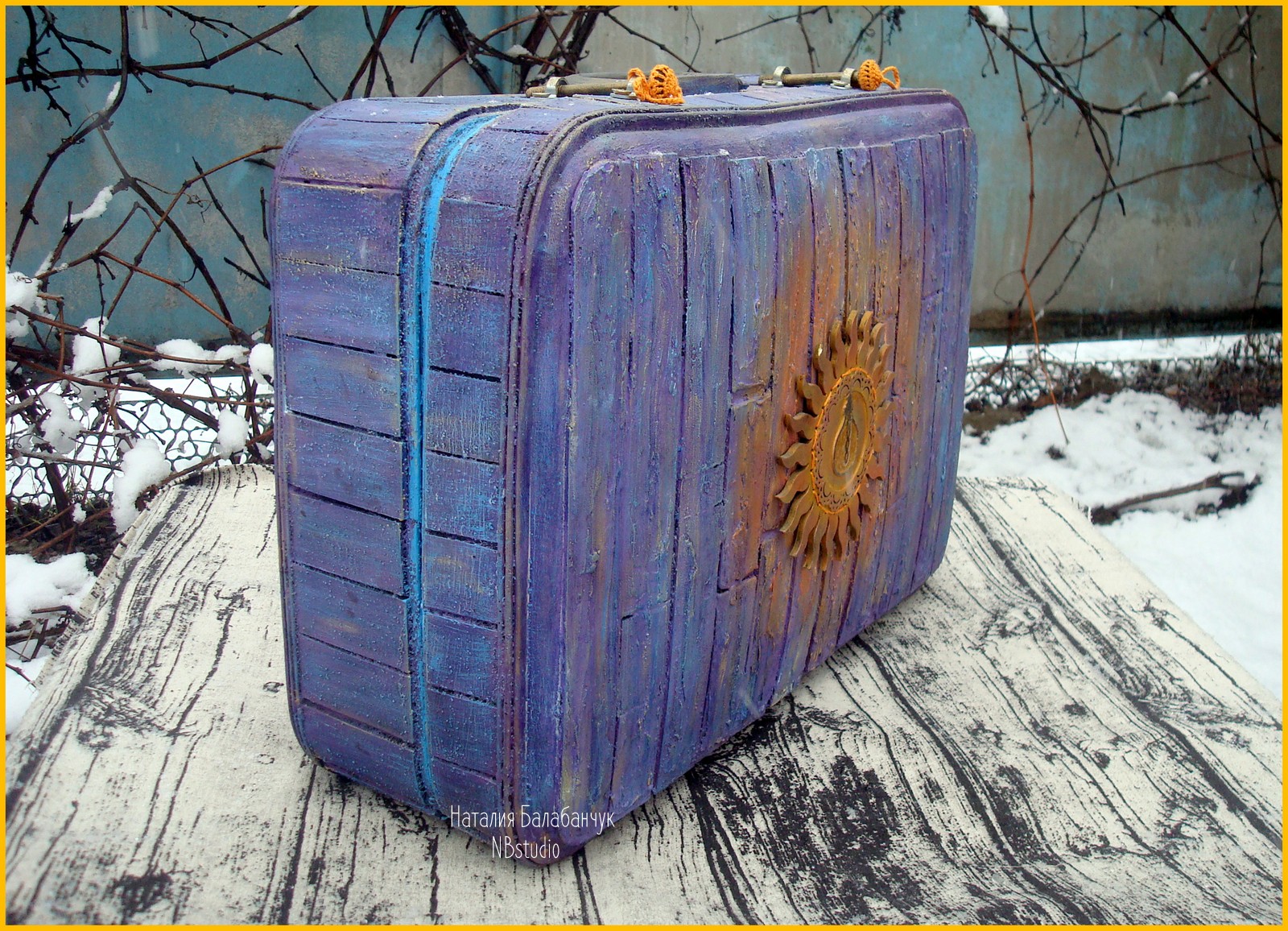 натюрморт с чемоданом. волшебный чемодан. красивый чемодан. волшебный чемодан. магический чемодан.