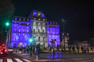 En el primer evento masivo y gratuito, después de las restricciones impuestas por la pandemia de coronavirus, una nueva edición de la Noche de los Museos copó las calles de la ciudad de Buenos Aires, en muchos de los cien espacios culturales que se sumaron.