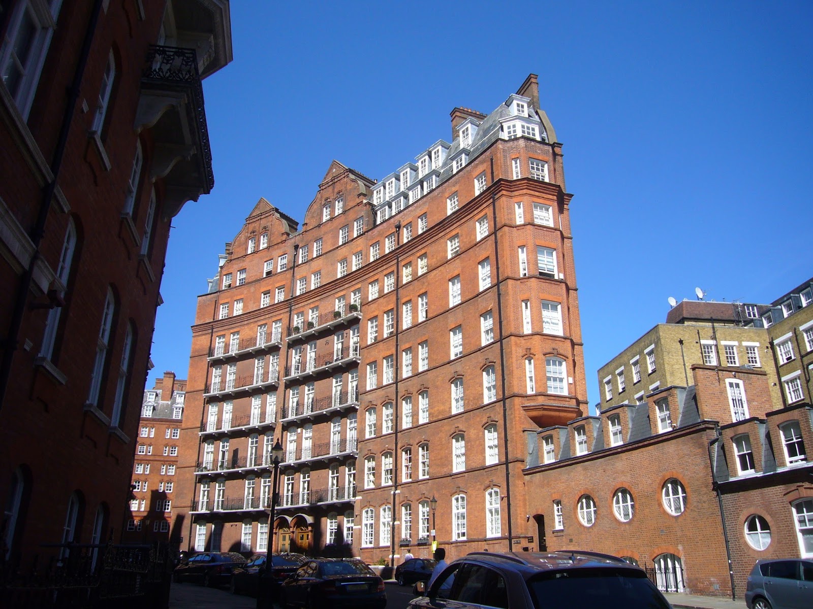 Holmes and Poirot in London ロンドン ケンジントンゴア通り（Kensington Gore）