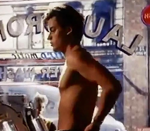 Sensualidade à flor da pele na campanha do Jeans Levi's em 1984: belo jovem tira sua roupa na lavanderia para lavar.