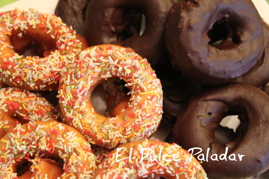 http://www.eldulcepaladar.com/2012/12/roscos-de-glasa-y-chocolate.html