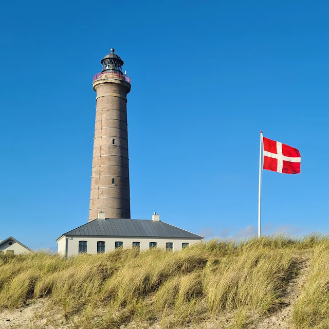 Dänemark-Urlaub: Ein Leuchtturm-Tag in Skagen. Ich zeige Euch auf Küstenkidsunterwegs, wie Ihr den grauen, den weißen und den Leuchtturm Wipp-Feuer in einem Ausflugs-Tag besucht und dabei viel über die Leuchtfeuer von Skagen erfahrt!