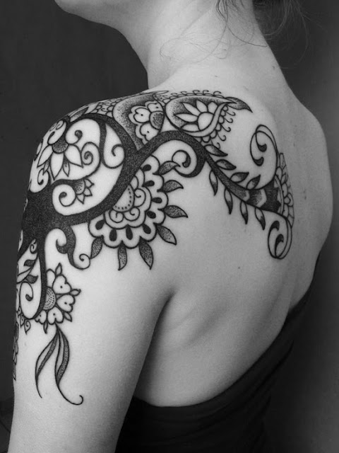 tatuagens femininas de flores para os ombros