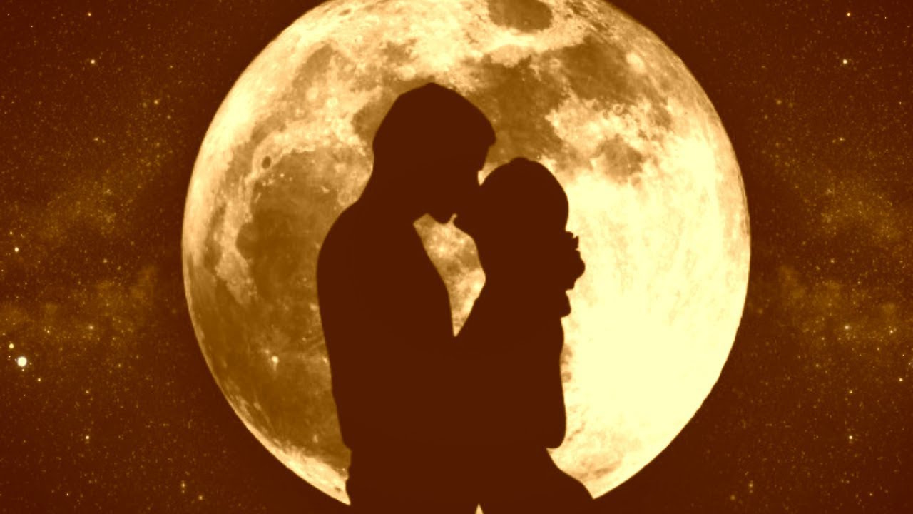 Солнце и луна любовь. Поцелуй под луной. Влюбленные на фоне Луны. Двое на фоне Луны. Силуэт на фоне Луны.
