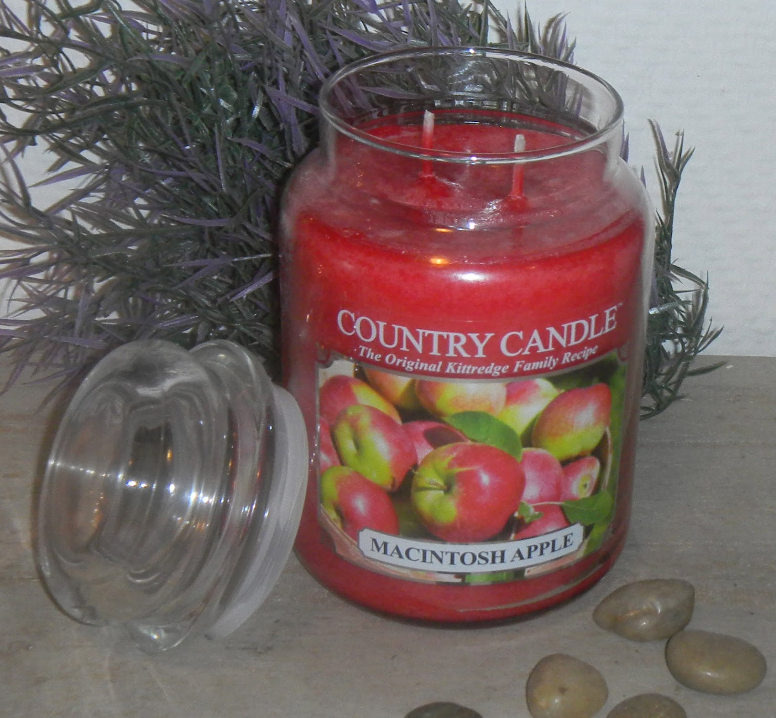 LIFE AND STUFF Yankee Candle Sweet Apple vs. Country Candle Macintosh Apple