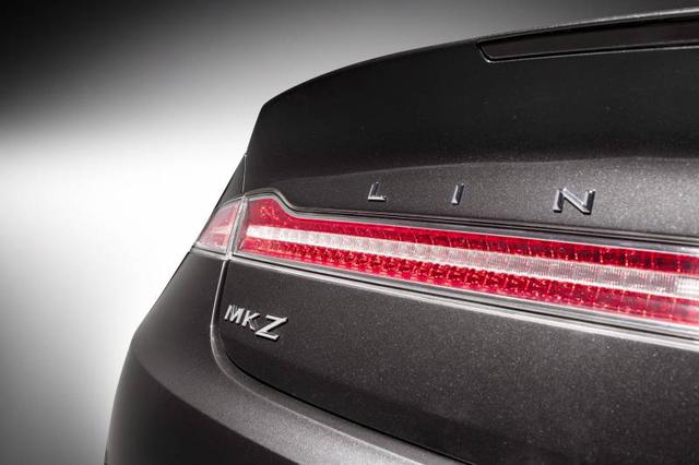 2013-Lincoln-MKZ-studio-taillight