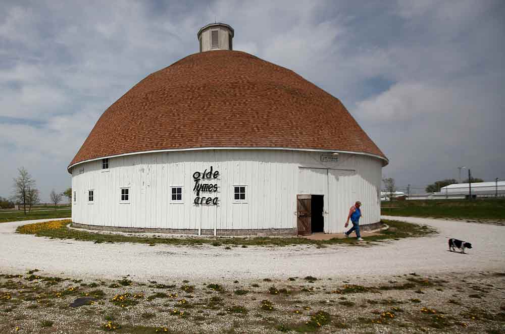 The Digital Research Library of Illinois History Journal™ Lewis Round