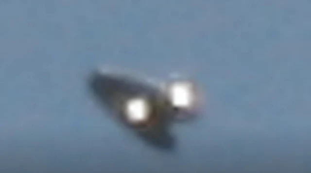 Aussie eye witness snaps a great Triangle shaped UFO flying over Australia.