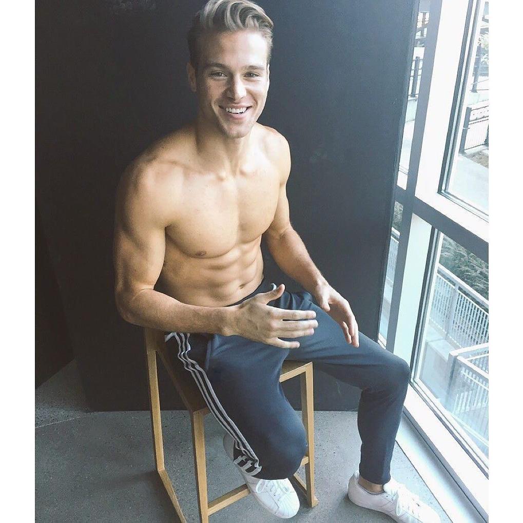 cute-shirtless-male-model-matt-noszka-photos