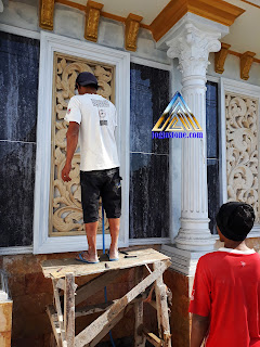 relief ukiran motif jawa atau motif ukiran klasik dibuat dari batu alam, batu putih