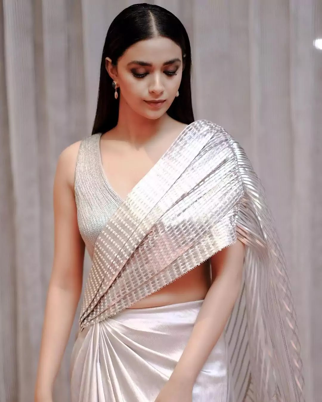 keerthy-suresh-silver-coloured-pre-stiched-saree keerthy-suresh-silver-coloured-pre-stiched-saree