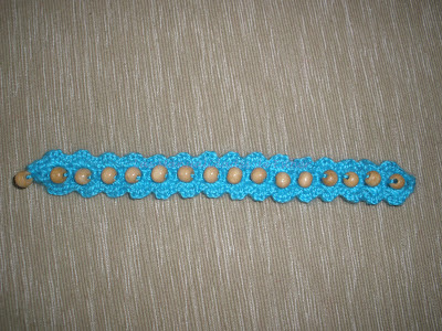 Pulsera realizada a crochet y cuentas de madera para el reto nº 37 estirada