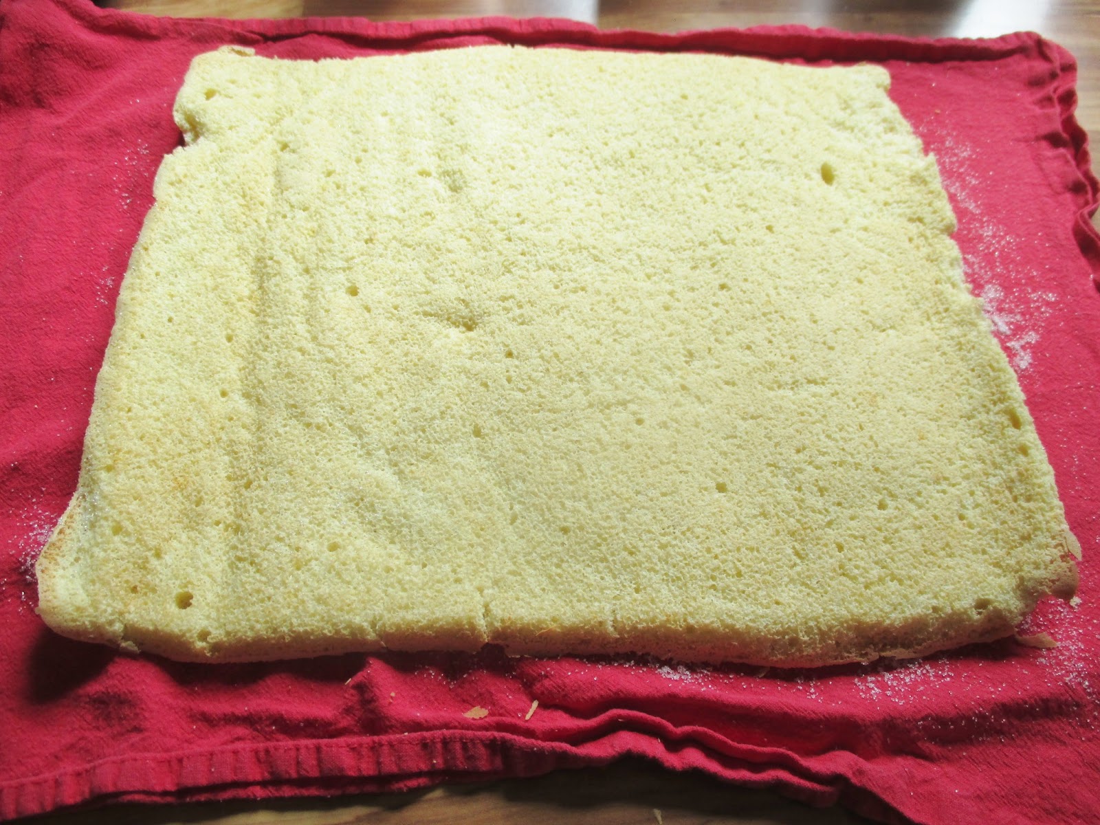 Biskuitrolle mit Banane und Schokosahne