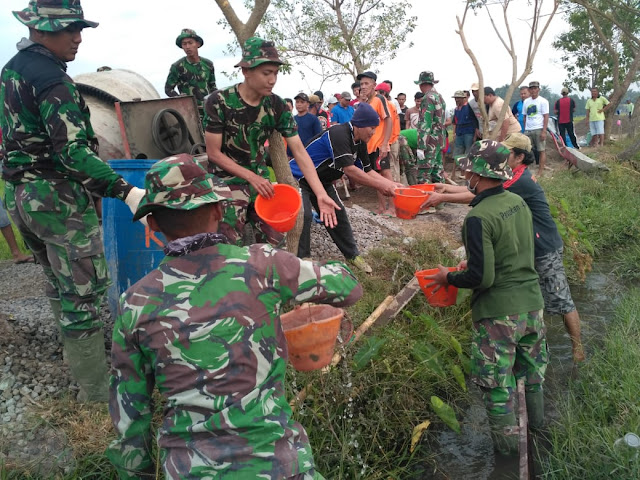 Satgas TMMD Reg 105 Klaten Manfaatkan Air Parit Untuk Mengecor Jalan 