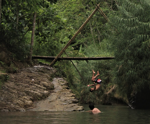 Dimas sedang terjun salto dari jembatan untuk kedua kalinya, sementara saya berusaha memegang tepi sungai setelah terjung dengan rasa panik. (Iqbal Syis)
